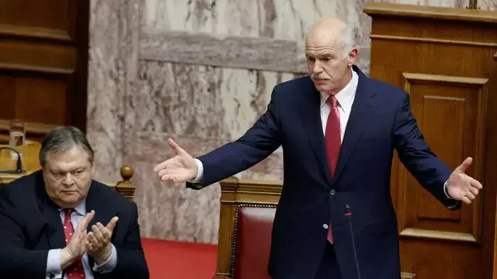 ראש ממשלת יוון ג'ורג' פפנדראו נואם בפני הפרלמנט, שהעניק את אמונו לממשלה החדשה, 21 ביוני 2011