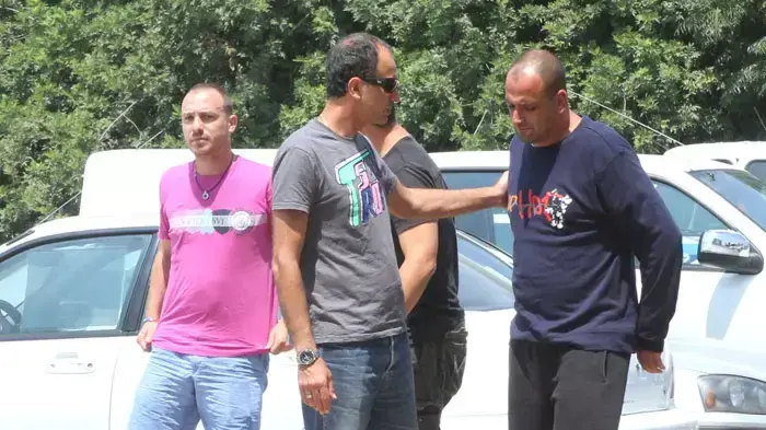 גל חצור, תומר סיני אזוקים ברגליהם בדרך למחלק ההונאה ביבנה