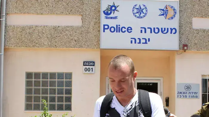 חבר הנהלת הפועל פתח תקוה תומר סיני יוצא מחקירת המשטרה