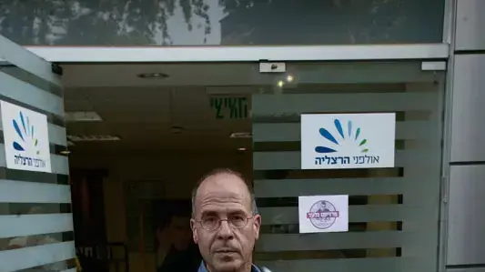 הסופר מאיר שלו בדמוי הבור של גלעד שליט באולפני הרצליה, יוני 2011