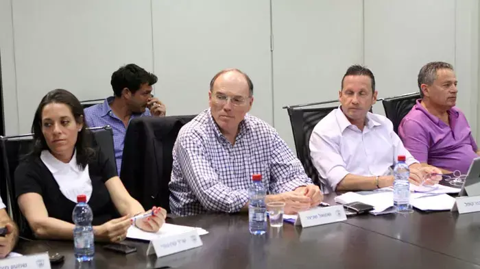משמאל: קרן נהרי, שמואל שניצר, אבנר קופל, ישיבת הנהלת ההתאחדות לכדורגל