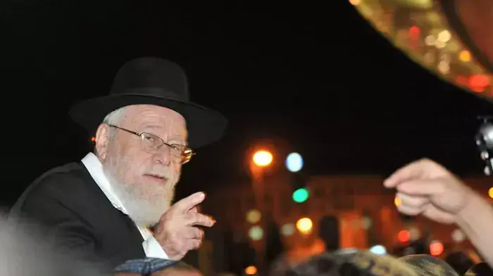 הרב דב ליאור חוזר מחקירה משטרתית בעקבות תמיכתו בספר תורת המלך, המון רב מקבל את פניו בכניסה לירושלים, יוני 2011