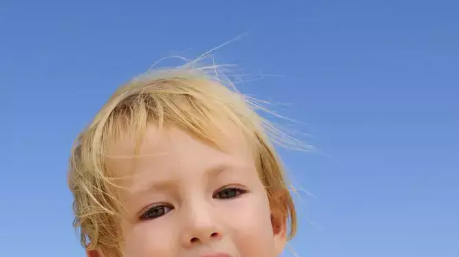 ילד אוכל ארטיק בים