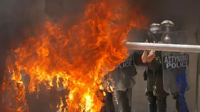 מהומות, התפרעויות וקרבות רחוב לקראת אישור הקיצוצים בפרלמנט, אתונה, יוון, 28-29 ביוני 2011