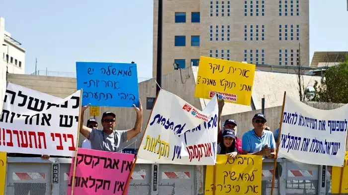עובדי חברת הייצוא החקלאי אגרקסקו מפגינים בקריאה להתערבות הממשלה בטיפול בחובותיה מחוץ לישיבת הממשלה, יולי 2011