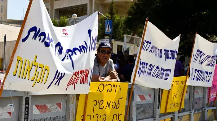 עובדי חברת הייצוא החקלאי אגרקסקו מפגינים בקריאה להתערבות הממשלה בטיפול בחובותיה מחוץ לישיבת הממשלה, יולי 2011