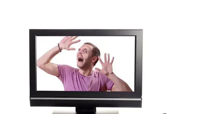 איש צורח מתוך הטלוויזיה