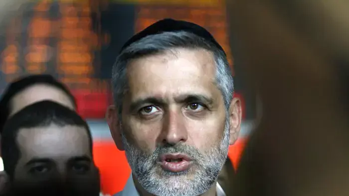 שר הפנים אלי ישי בנמל התעופה בן גוריון לקראת מטס הפעילים בפרו פלסטינים, יולי 2011
