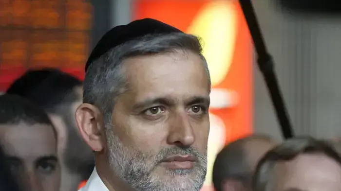 שר הפנים אלי ישי בנמל התעופה בן גוריון לקראת מטס הפעילים בפרו פלסטינים, יולי 2011 שר הפנים אלי ישי בנמל התעופה בן גוריון לקראת מטס הפעילים בפרו פלסטינים, יולי 2011