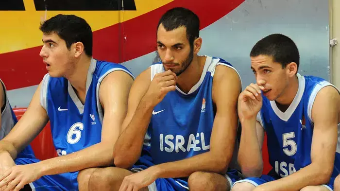 יושבים מימין שחקני נבחרת העתודה זיו בן צבי כרמל בוכמן עוז בלייזר