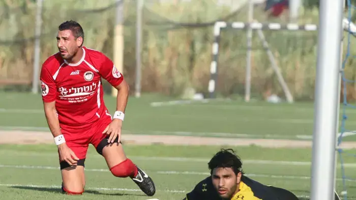 אדם מזרחי שחקן הפועל ירושלים (באדום) מול גיא חיימוב שוער מכבי תל אביב אדם מזרחי שחקן הפועל ירושלים (באדום) מול גיא חיימוב שוער מכבי תל אביב