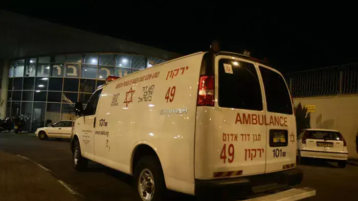 אמבולנסים מחכים לפצועים ולהרוגה אשר נוחתים מגיורגיה, יולי 2011