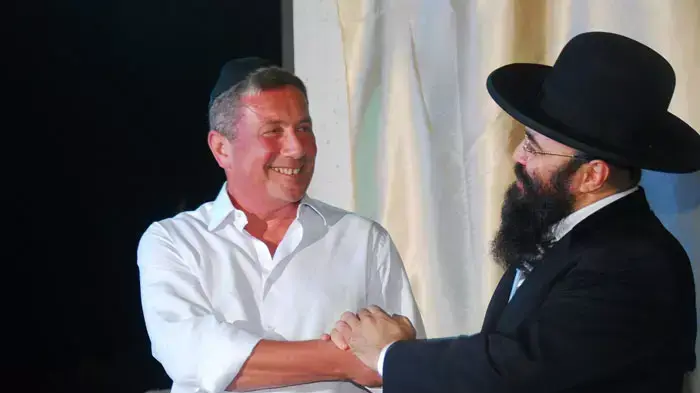 איש העסקים נוחי דנקנר בהילולה אצל הרב איפרגן, הרנטגן, יולי 2011