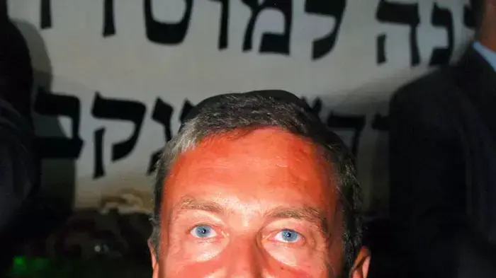 איש העסקים נוחי דנקנר בהילולה אצל הרב איפרגן, הרנטגן, יולי 2011