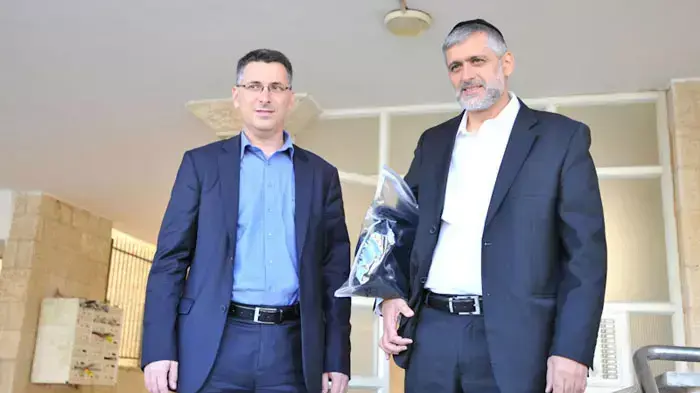 השר גדעון סער ואלי ישי בחוץ לביתו של הרב עובדיה יוסף, יוליל 2011
