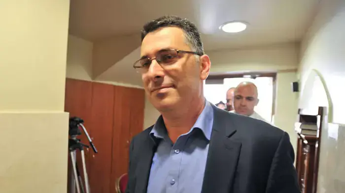 שר החינוך גדעון סער בביתו של הרב עובדיה יוסף, יולי 2011 שר החינוך גדעון סער בביתו של הרב עובדיה יוסף, יולי 2011