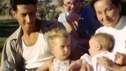 מתוך הקליפ "פנינו אל השמש העולה" מתוך הסדרה "הקיבוץ"