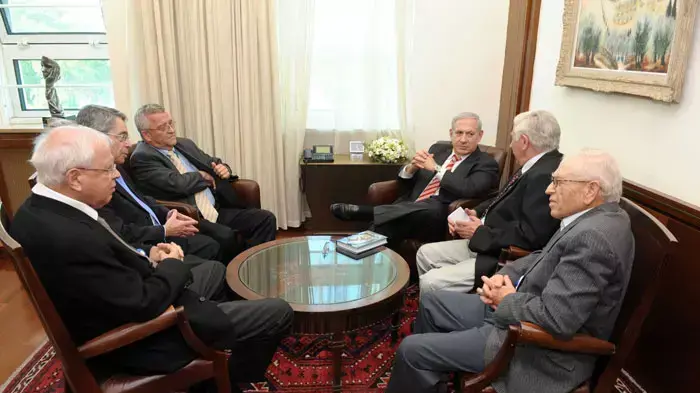 ראש הממשלה בנימין נתניהו מקבל את הספר אגרות ז'בוטינסקי בלשכתו בירושלים, יולי 2011