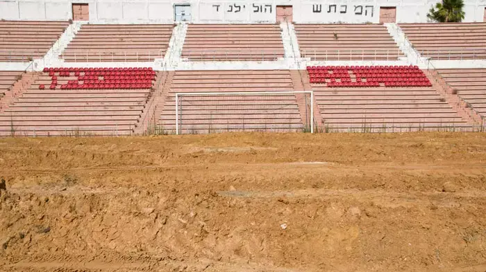 קרקע חרושה באצטדיון המכתש