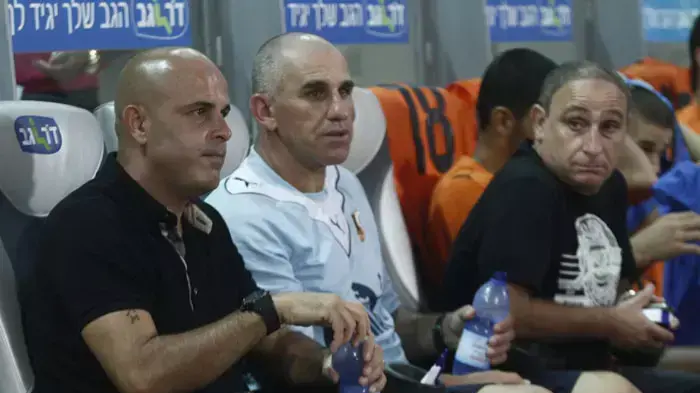 יוסי אבוקסיס מאמן בני יהודה (משמאל) עם עוזרו יעקב אסייג והמנכ"ל משה דמאיו