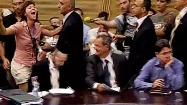 צפו: צעירים התפרצו בדיון על חוק הווד"לים - והוצאו מהדיון