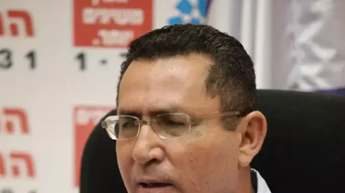 עופר עיני במסיבת עיתונאים על מחאת הדיור, יולי 2011 עופר עיני במסיבת עיתונאים על מחאת הדיור, יולי 2011