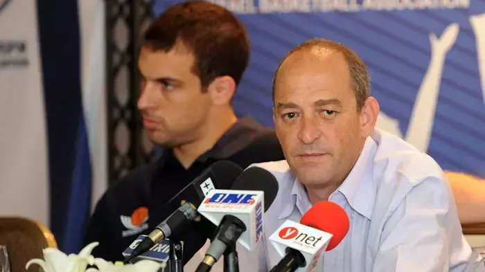 יו"ר איגוד הכדורסל שי שני לצד יותם הלפרין