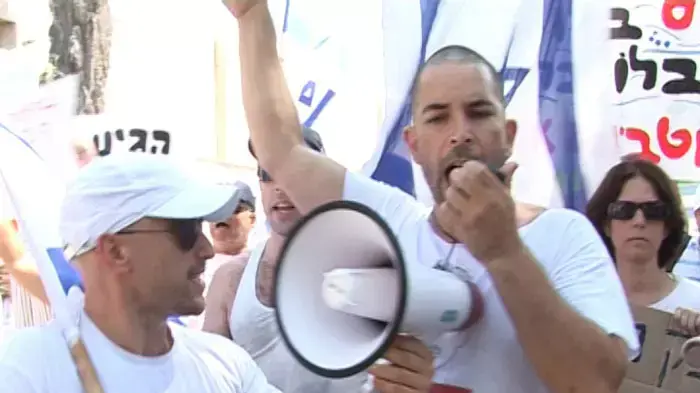 כ-100 בני אדם הפגינו  נגד עליית מחירי הדלק