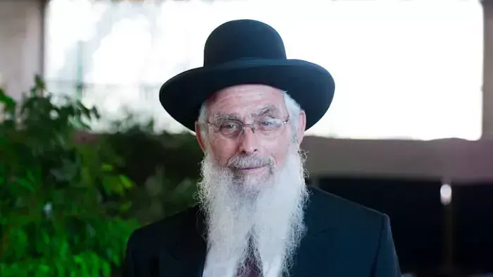 רב שיח עם הרב הראשי של רמת גן הרב יעקב אריאל, יולי 2011