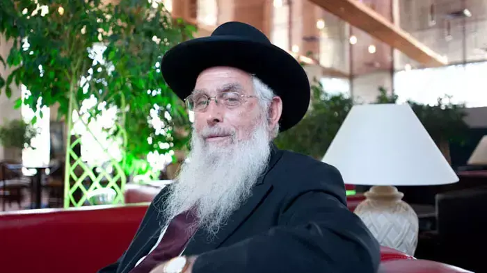 רב שיח עם הרב הראשי של רמת גן הרב יעקב אריאל, יולי 2011