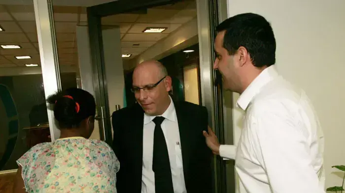 עו"ד ליאור דגן מפרק הפועל פתח תקוה עם עמית פינס