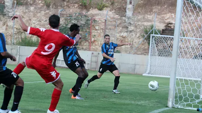 רן קוז'וך שחקן הפועל עכו (ימין) מול הפועל תל אביב