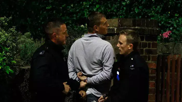 שוטרים נפרשים ברחוב ועורכים מעצרים, אית'ם, דרום לונדון, 10 באוגוסט 2011