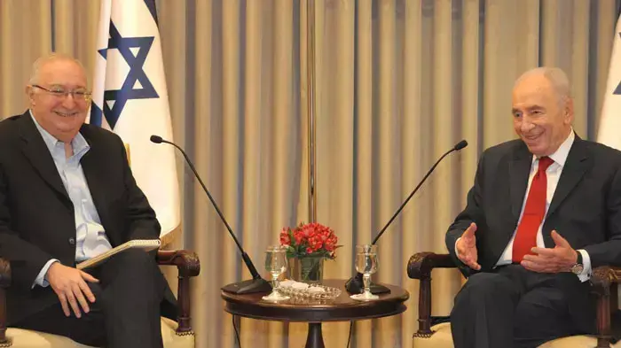 נשיא המדינה שמעון פרס נפגש עם צוות המומחים שיעסוק בדיאלוג עם ראשי המחאה בראשות פרופסור מנואל טרכטנברג, אוגוסט 2011