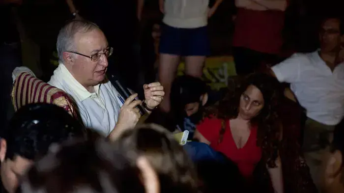 מנואל טרכטנברג מבקר במאהל בכיכר המדינה