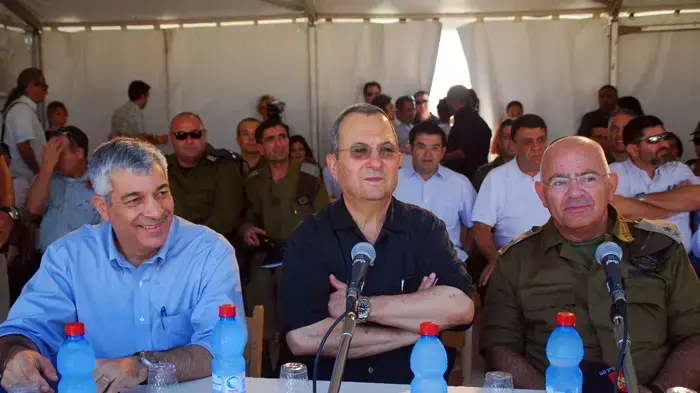 אהוד ברק בסיור בפרויקט פינוי מחנות צה"ל לנגב, אוגוסט 2011
