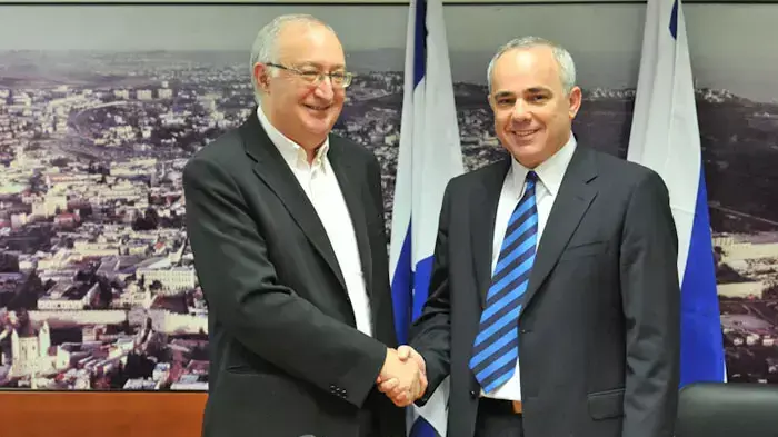 שר האוצר יובל שטייניץ עם פרופסור מנואל טרכטנברג במשרד האוצר, ירושלים, אוגוסט 2011