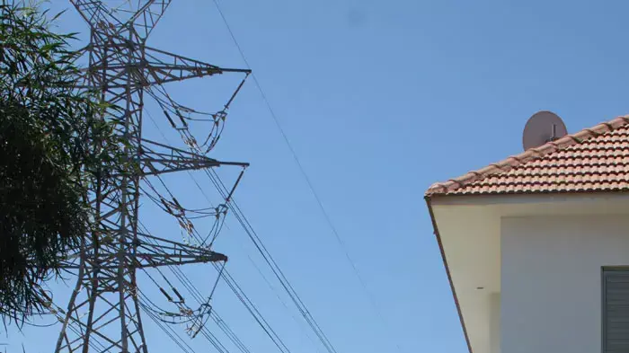 קווי מתח של חברת חשמל אשר מסרטנים את תושבי השכונה, באור עקיבא, אריה גיגי, מפקח קרינה ורעש באיגוד ערים לאיכות הסביבה שרון כרמל, אוגוסט 2011