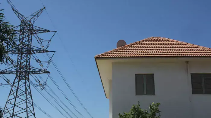 קווי מתח של חברת חשמל אשר מסרטנים את תושבי השכונה, באור עקיבא, אריה גיגי, מפקח קרינה ורעש באיגוד ערים לאיכות הסביבה שרון כרמל, אוגוסט 2011
