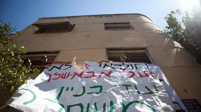 פעילים משתלטים על בניין נטוש בתל אבי במסגרת מחאת הדיור, אוגוסט 2011