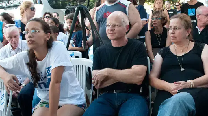 קבלת שבת במאהל של משפחת שליט בירושלים