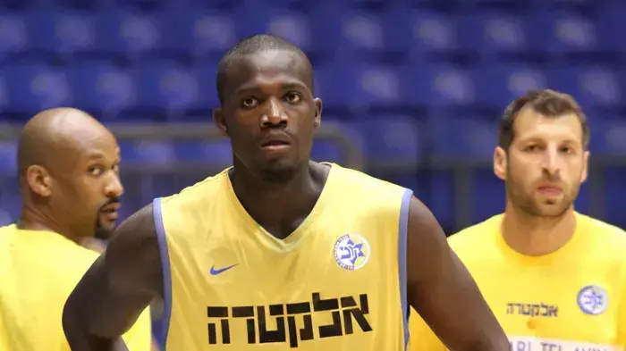 שחקן מכבי תל אביב שון ג'יימס