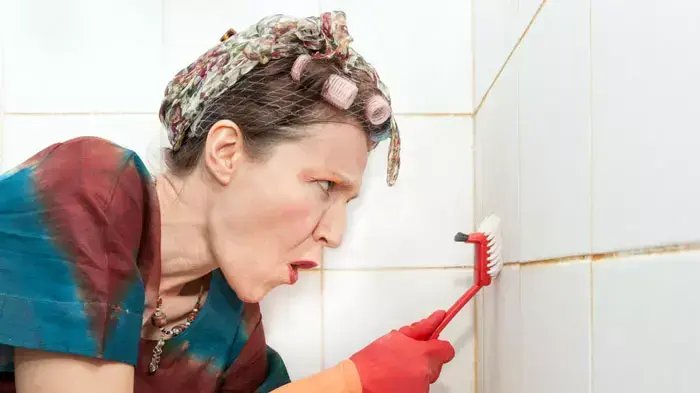 אישה מנקה
