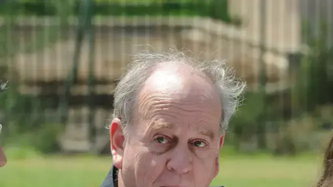 אביה ספיבק במסיבת עיתונאים של מארגני מחאת האוהלים בגן הורדים בירושלים, ספטמבר 2011