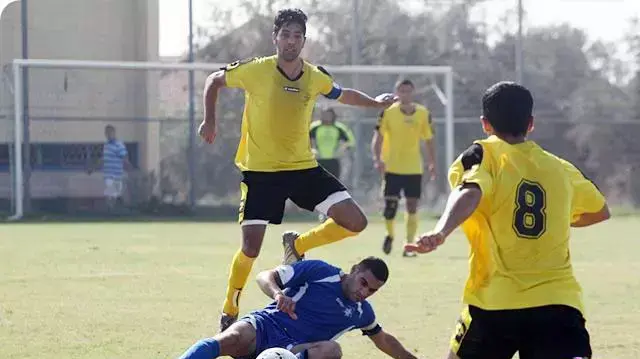 חיים אלקיים שחקן עירוני בית שמש מדלג מעל ציון דקל שחקן מכבי אור יהודה
