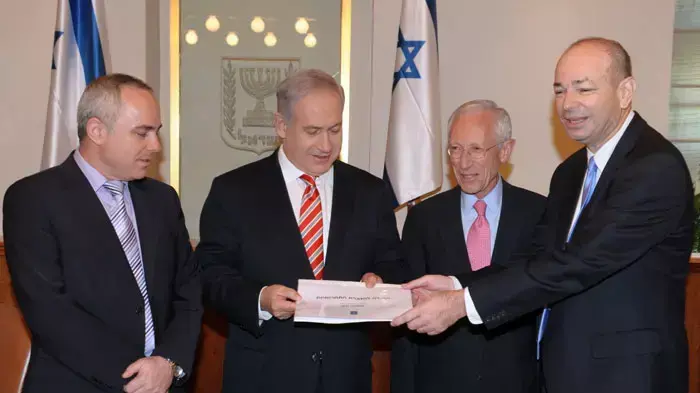 ראש הממשלה בנימין נתניהו, נגיד בנק ישראל סטנלי פישר, שר האוצר יובל שטייניץ וחיים שני, ספטמבר 2011