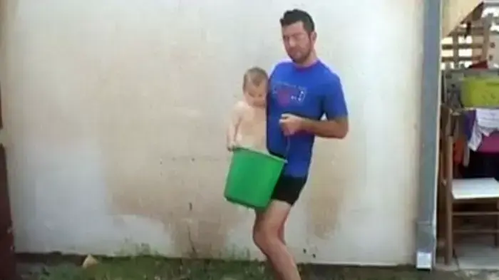 עבודת הווידיאו של שי-לי עוזיאל במוזיאון בת ים