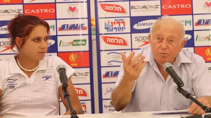 יו"ר הוועד האולימפי צבי ורשביאק עם השייטת האולימפית לי קורזיץ