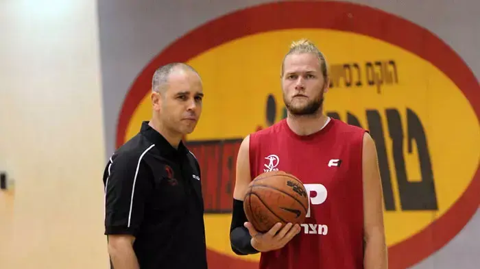 יונתן שולדנברנד שחקן הפועל תל אביב (ימין) עם אורי שלף מנכ"ל הפועל תל אביב