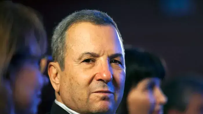 אהוד ברק, שר הביטחון בהרמת כוסית של מפלגת העצמאות, ספטמבר 2011